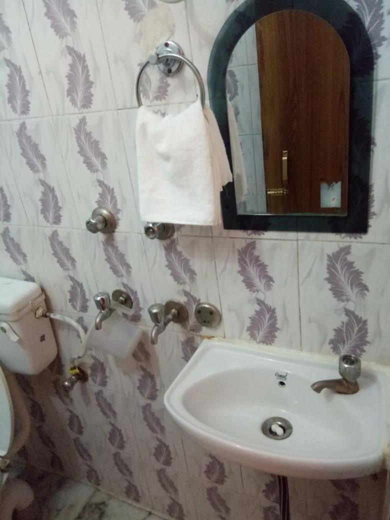 Hotel Kamal Lucknow Bagian luar foto